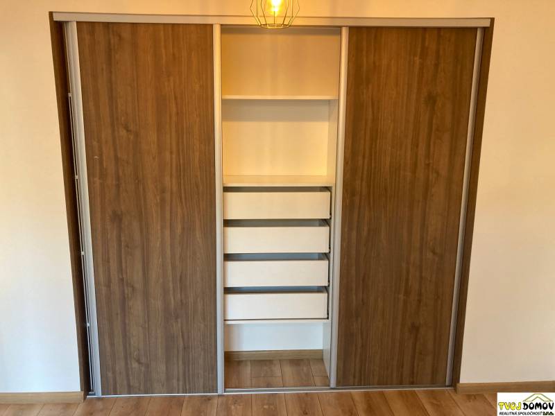 A 3 szobás lakásban van egy beépített szekrény tolóajtókkal és fiókokkal.