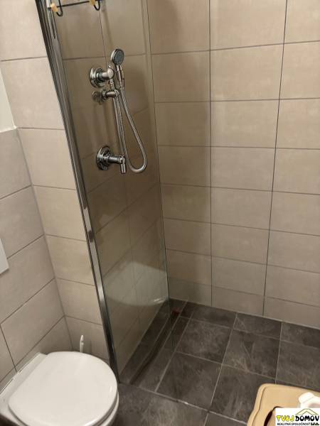 Fürdőszoba zuhanyzóval és WC-vel a háromszobás lakásban.