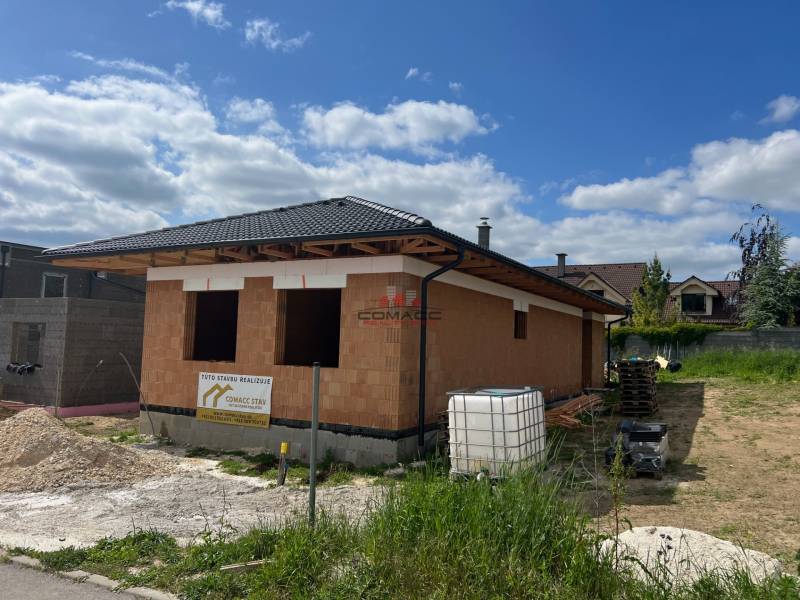 Családi ház építés alatt a Pánska niván Hlohovecben, tégla szerkezet, ferde tető.