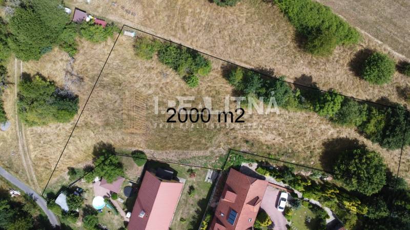 Légi felvétel egy 2000 m²-es lakóövezeti telekről Besztercebányán, az SNP utcában.