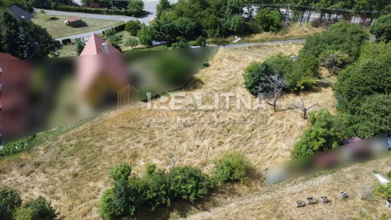 Építési telkek - lakhatás Banská Štiavnica-ban az SNP-n, fűvel és fákkal körülvéve.