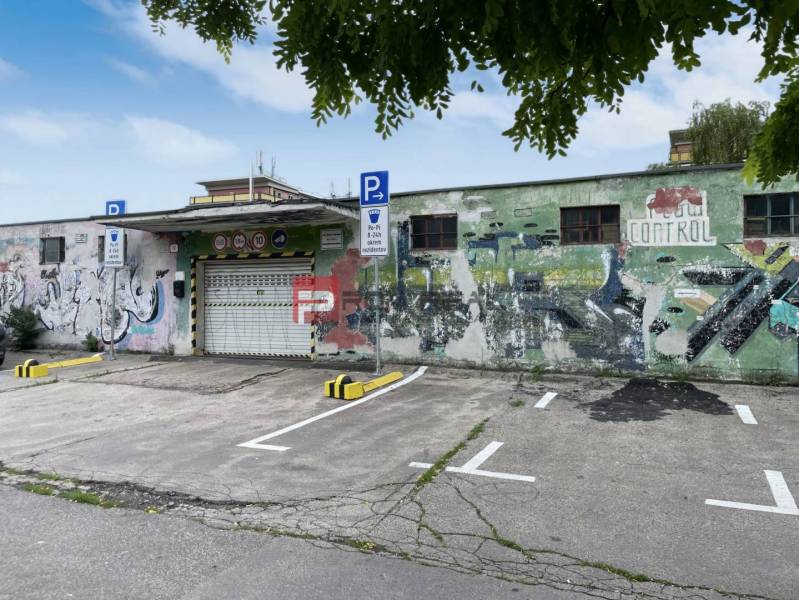 Pionierska utcai garázsok Pozsony III-ban graffiti-vel és parkolóval.