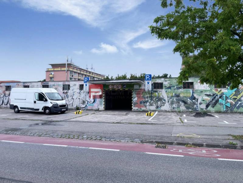 Garázsok a Pozsony III. kerületében, a Pionierska utcában, színes graffiti dizájnnal a falakon.