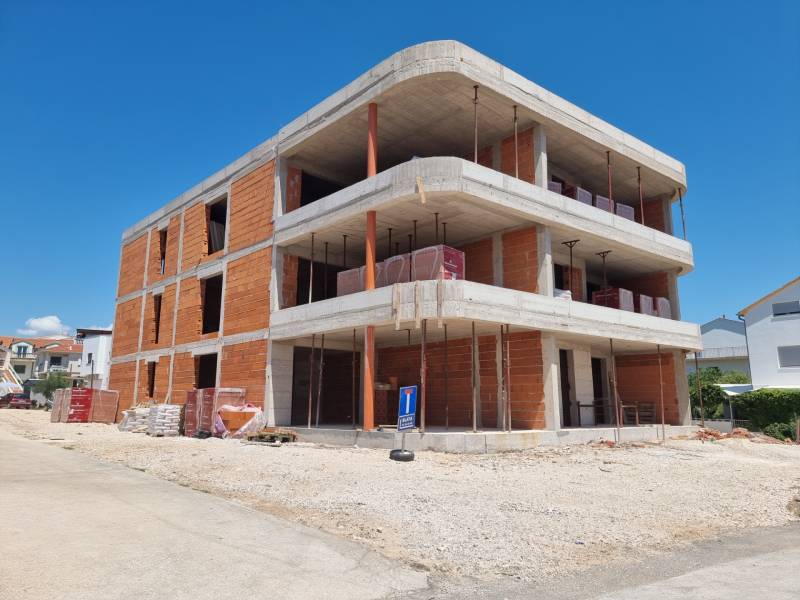 Félkész épület háromszobás lakással Vodice városában egy napos napon.