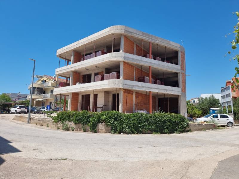 Befejezetlen épület vasbeton és téglaszerkezettel Vodice városában.