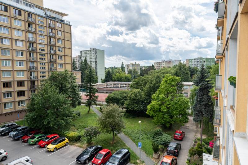 Kilátás egy lakótelepre, zöldterületre és parkolóra Kassán, Észak városrészben, a Božena Němcová utcában.