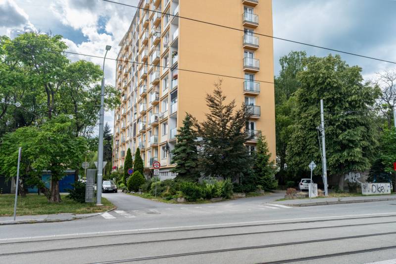A Božena Němcová utcai lakóház Kassán, Észak városrészben, fák között.