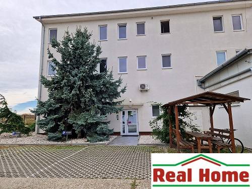 Épület a Somorjai utcában parkolóval, összekötve a Real Home irodával. Raktárak és csarnokok.