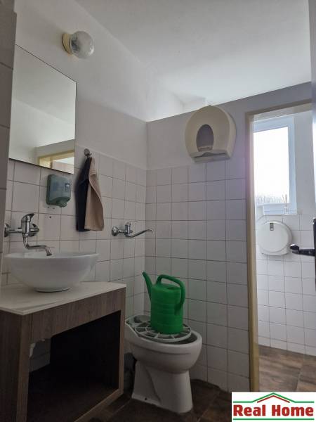 Kúpeľňa s umývadlom, toaletou a sprchovacou hlavicou: Fürdőszoba mosdóval, WC-vel és zuhanyfejjel.  
Sklady a haly na ulici Šamorínska: Raktárak és csarnokok a Šamorínska utcában.