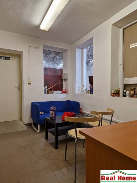 Šamorínska utca helyiség kanapéval, asztalokkal és tárolóhelyekkel, raktárak számára alkalmas.