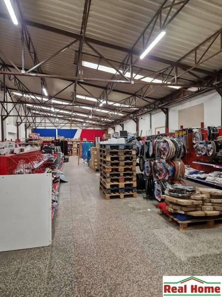 Raktárak és csarnokok a Šamorínska utcán, tele tárolt áruval és raklapokkal.