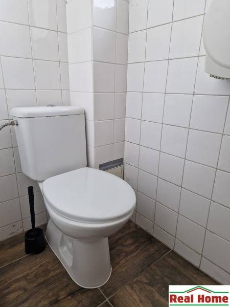 Fürdőszoba a Somorjai utcán alapfelszereltséggel és csempével, raktárak és csarnokok számára alkalmas.