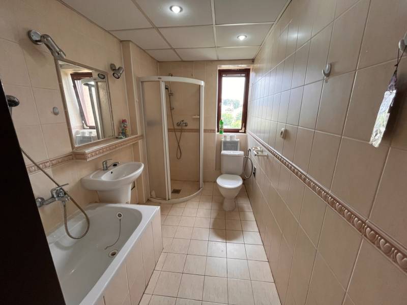 Kétszobás lakás fürdőszobája káddal, zuhanyzóval, mosdóval és WC-vel.