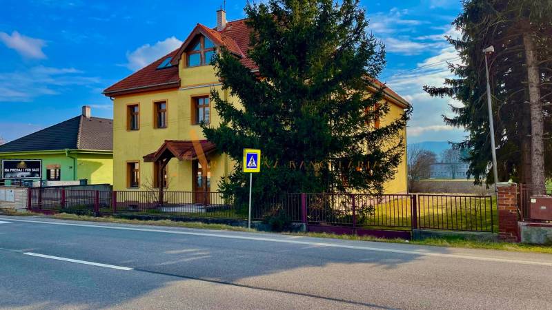 Sárga épület a Chrabrany utcában, Topoľčanyban, eladó táblával.