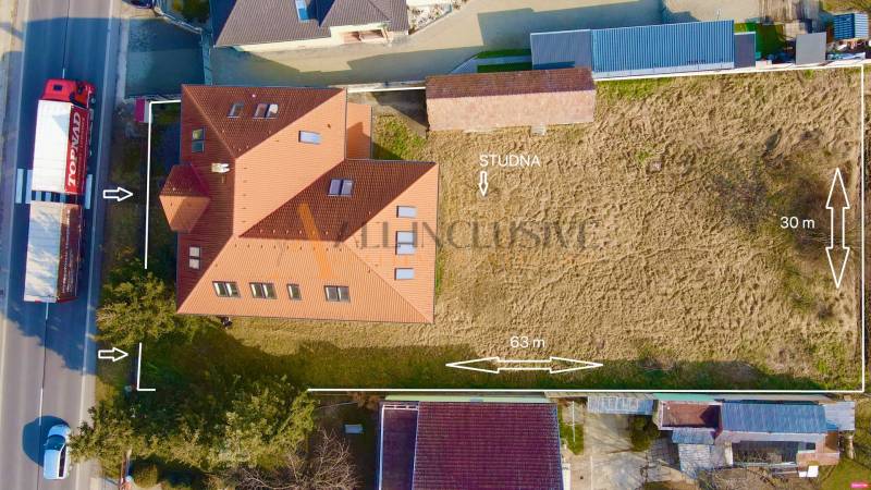 Légi felvétel egy épületről és telekről a Topoľčanyban található Chrabrany utcában, kúttal.