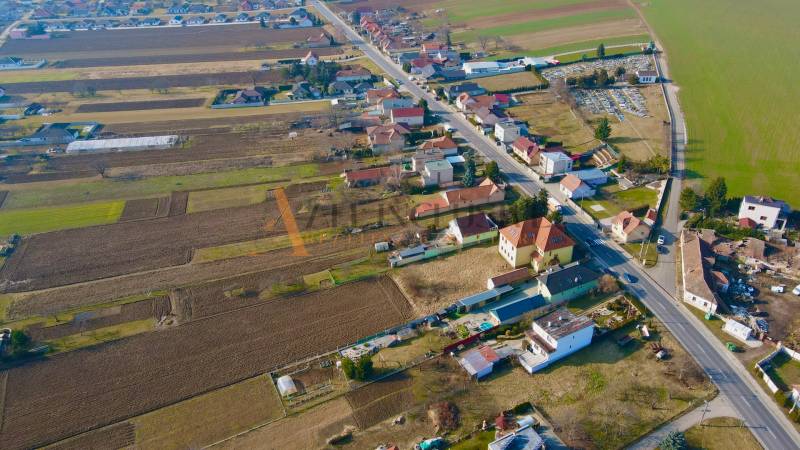 Légi felvétel Chrabranyról Topoľčanyban, vidéki épületekkel és mezőkkel.
