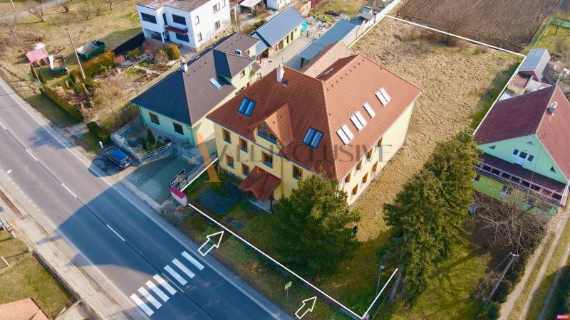 Az épület a Chrabrany utcában, Topoľčanyban, házakkal és zölddel körülvéve.