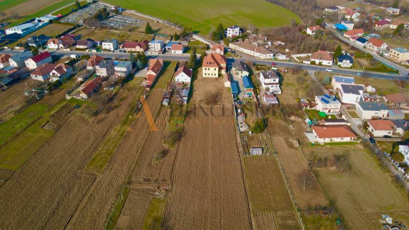 Légi felvétel a Topoľčany melletti Chrabrany vidéki házairól, amelyeket mezők és kertek vesznek körül.