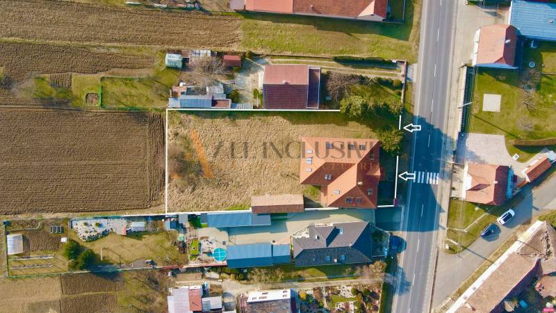 Légi felvétel egy házról udvarokkal a Chrabrany utcában, Topoľčany mellett.