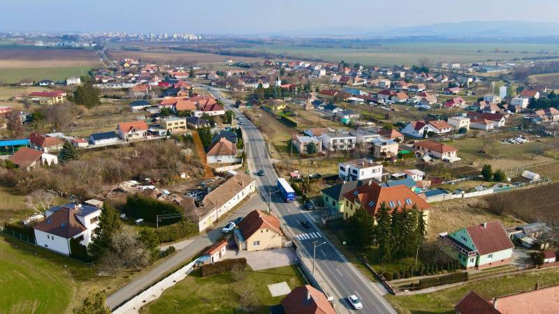 Kilátás a házakra és utcákra Chrabranyban, Topoľčany, tiszta égbolt alatt.