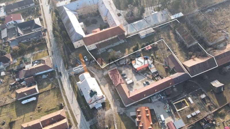 Légi felvétel a gyártóhelyiségekről a Kovárcok Fő utcáján.