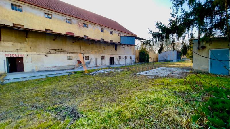 Gyártóhelyiségek a Kovarce város Fő utcáján külső toldaléképületekkel.