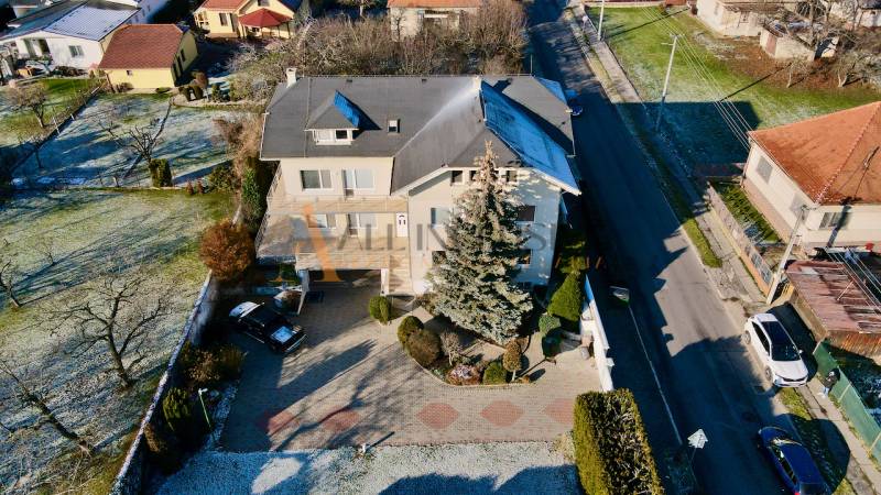 Villa a Sportolók utcájában, Topoľčanyban, zöld udvarral és parkolóval körülvéve.