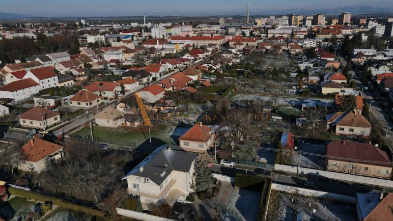 A sportolók utcáján lévő villák panorámája Topoľčanyban, piros tetős házakkal.
