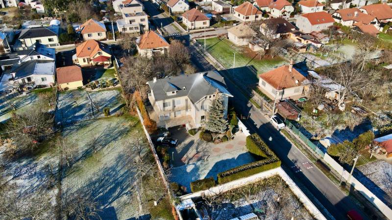 Villa a Sportolók utcájában, Nagytapolcsányban, kertek és környező házak által körülvéve.