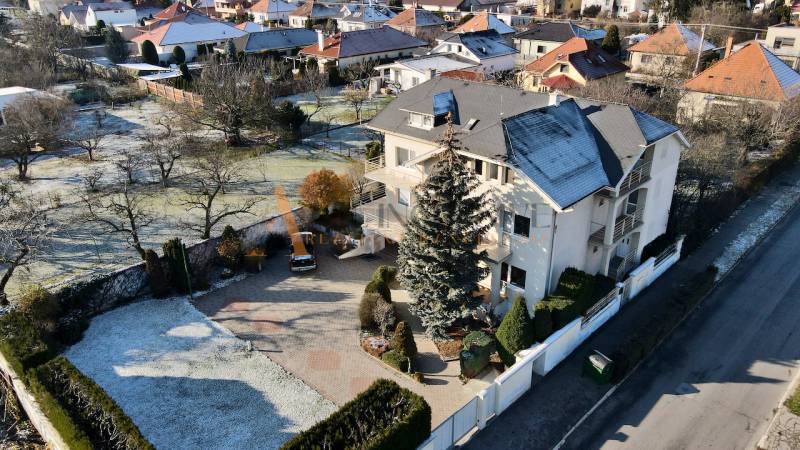 Villa a Sportolók utcájában, Topoľčanyban, zölddel és fehér kerítéssel körülvéve.