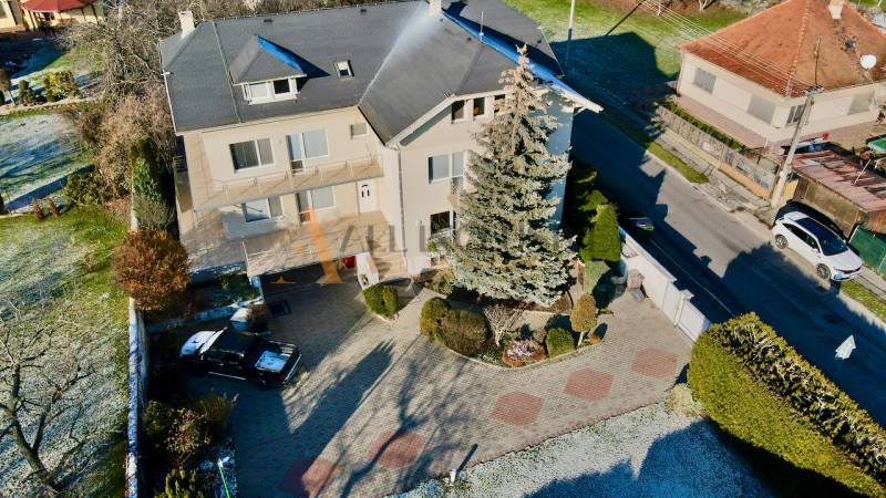 Sportolók utcai villa Nagytapolcsányban két autóval és nagy kerttel.
