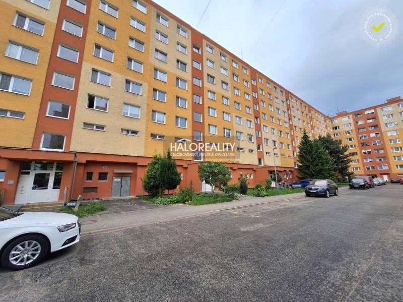 Panelház háromszobás lakásokkal Privigyén, zöldövezettel és parkolóval körülvéve.
