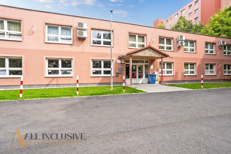 Egyemeletes irodaház a Jilemnického utcában Dunaszerdahelyen parkolóhelyekkel.