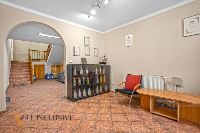 Irodák kiállítási vitrinnel, pihenőzónával és lépcsőházzal.