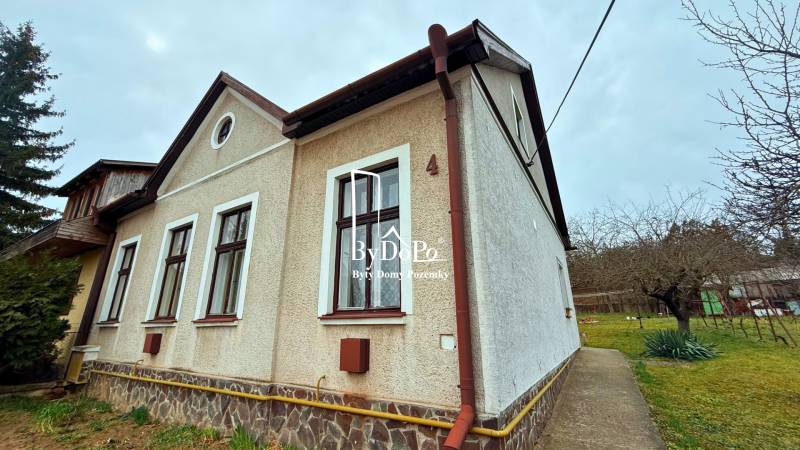 Családi ház a Zelezničná utca, Nyitra, színes homlokzattal és ablakokkal.