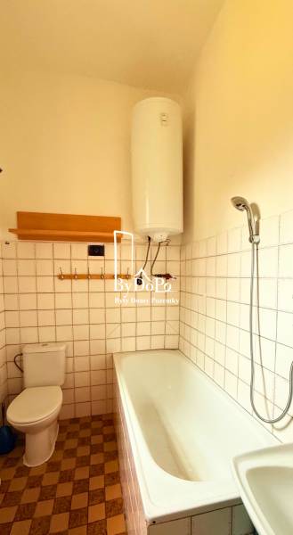 Fürdőszoba családi házban káddal, bojlerrel és WC-vel.