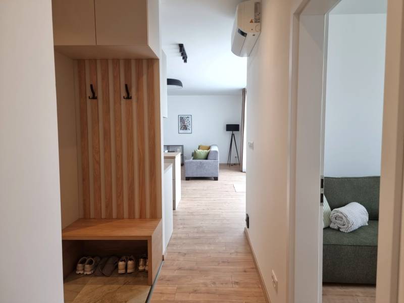 Folyosó gardróbbal és kilátással a nappalira egy háromszobás lakásban.