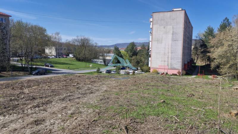 Nagykeresztúron, a Vasút utcán láthatók a kereskedelmi telkek.