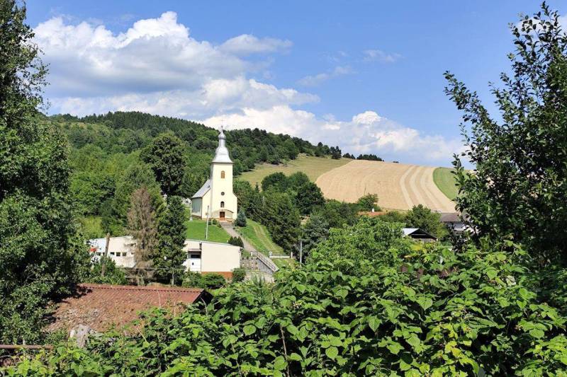 Templom a zöldben, Mezőgazdasági és erdőterületek Hanigovce-ban a dombon terméssel.