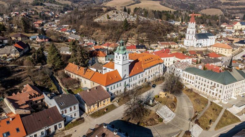 Légifelvétel Gelnica történelmi részéről a Bányász térrel, szállodákkal és panziókkal.