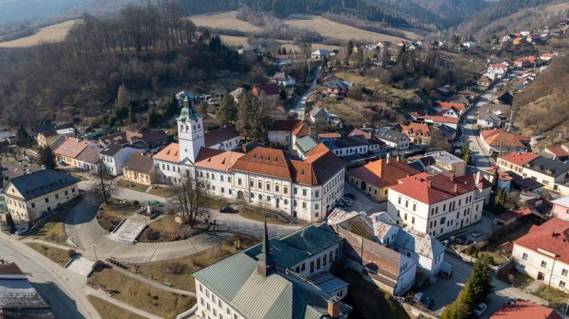 Gelnica, Bányász tér: történelmi épületek és festői táj. Szállodák és panziók a környéken.