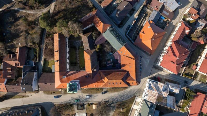 Légifelvétel a gelnicei Bányász téren található épületekről. Szállodák és panziók.