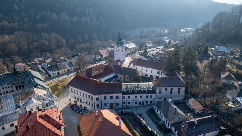 Légifelvétel Gelnica város történelmi építészetéről a Bányász téren.