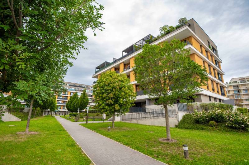 Tömbház zöldövezetben a pozsonyi Bajkalská utcában - 3 szobás lakás.