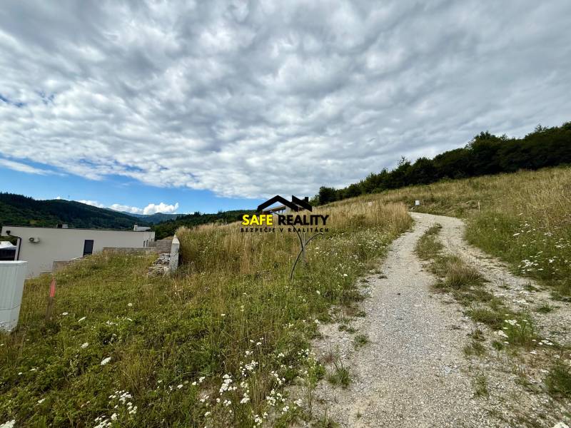Lakóingatlanok Divinkában vidéki úttal és panorámás kilátással a tájra.