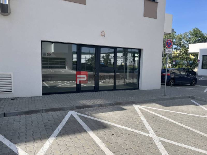 Üzlethelyiségek a Eduarda Wenzla utcában, Pozsony III, üvegezett ajtókkal.