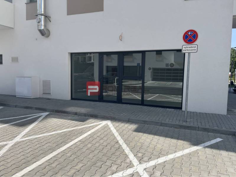 Kereskedelmi helyiségek Eduarda Wenzla utcában, Pozsony III, fenntartott parkolóval.