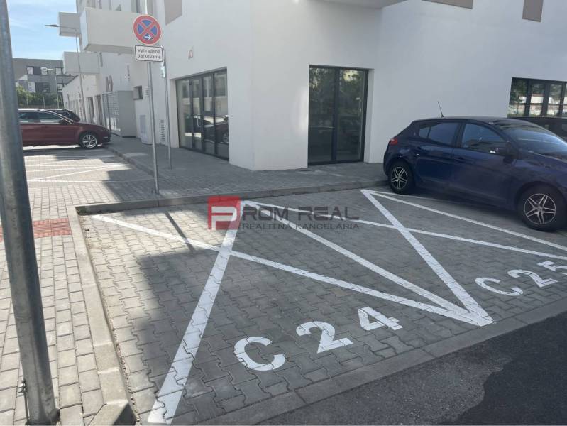 Eduarda Wenzla utcai parkolóhely Pozsony III-ban, üzlethelyiségek előtt.