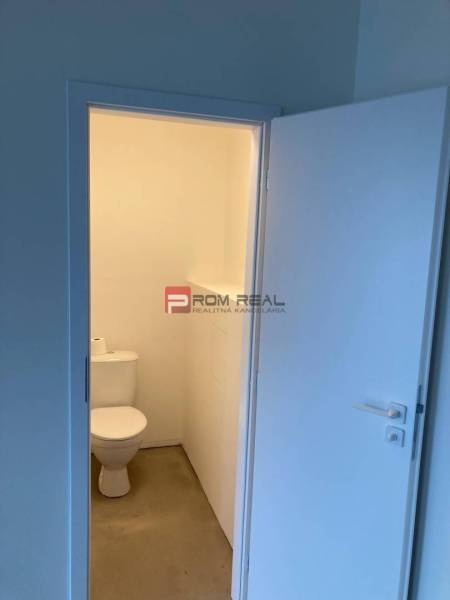 Mosdó az üzlethelyiségben egyszerű és tiszta kialakítással.