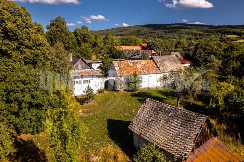 Családi ház Pliešovce-ben, a Zaježová utcában, fákkal és természettel körülvéve.